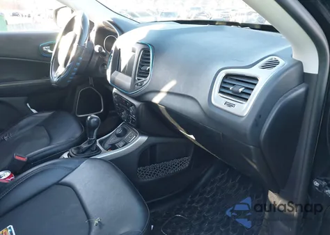 2019 Jeep Compass Latitude 4X4 из США, поврежденный, VIN 3C4NJDBB4KT768109